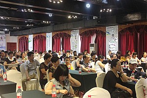 20���꣬�{���Ҽ���һ��С���������F��˾���ğo��֪�Ե��F(xi��n)�ڵ��㽭ʡ���c��I(y��)���@Щ��ĳɾͣ��c�{����˾�����_�I(l��ng)��(d��o)�������̵�һ·����Ƿֲ��_�ģ��ڼҼ��ИI(y��)˲Ϣ�f׃�Ľ��죬һ����I(y��)�ܷ�l(f��)չ�ķ�(w��n)�����������ף����{���Ҽ����ǿ������@һ�c�����ԣ�ͨ�^�˴�ӆ؛�����{���Ҽ����^�m(x��)����(w��n)���������õ������L��İl(f��)չ��